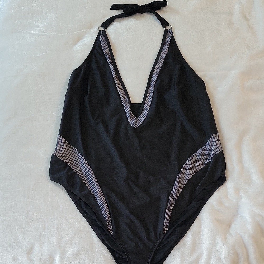 Wolf & Whistle Black and White One Piece Swimsuit Women's Plus Size 18